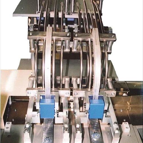 Loader to feed packaging machine